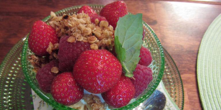 Annoskippo jossa mansikoita ja rapeaa kauramurua