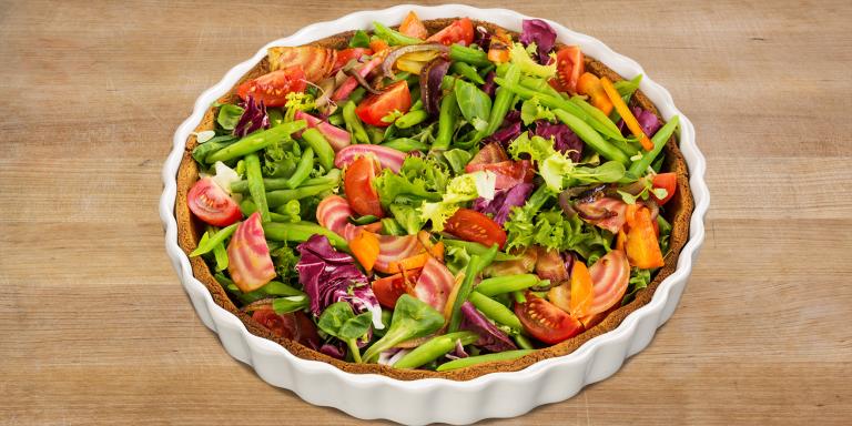 Värikäs tomaatti-papu-raitajuuri-salaattitäytteinen pyöreä piirakka