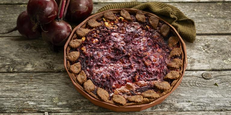 Pyöreä piirakka, jossa viipaloituja punajuuria ja sydänkoristelu reunoissa