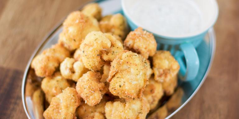 Friteerattu kukkakaali ja dippikastike