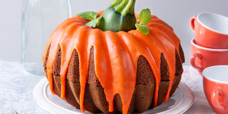 Kuvassa Kinuskikissan Kurpitsasuklaakakku