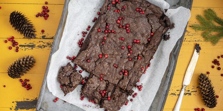 Kuvassa Hellapoliisin tekemiä Puolukkabrownies'ia