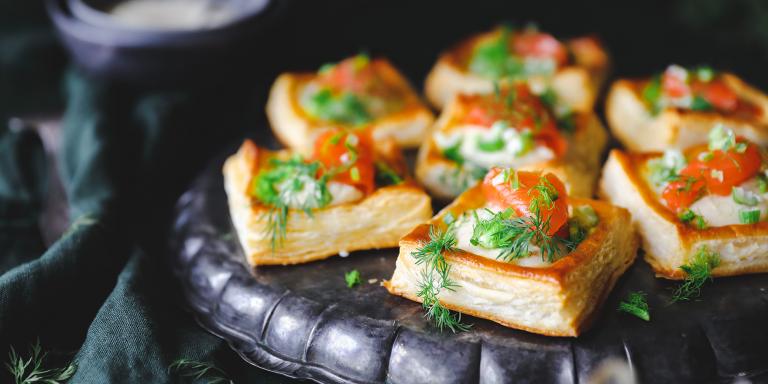 Alkupalaksi lohikupit maa-artisokkakreemillä