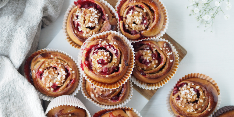 Kuvassa  someleipuri Anna Jaatisen Puolukkaiset pullakierteet