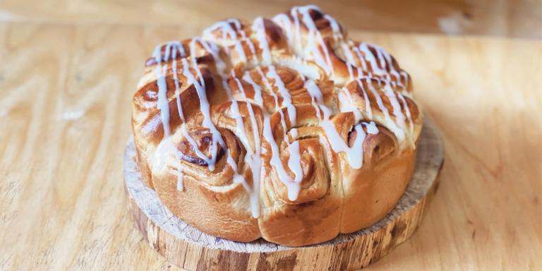 Kuvassa someleipuri Pihla Sallisen Sitruunainen bostonpulla