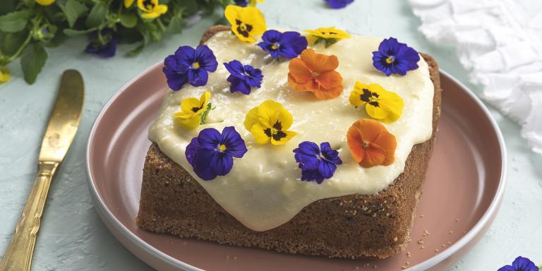 Banaanikakku vaniljakuorrutteella