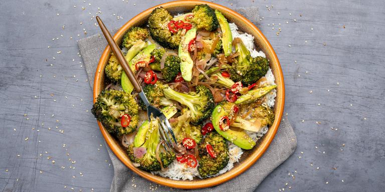 Avokado-broccoli-riisisalaatti