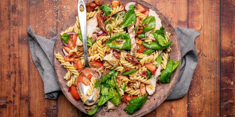 Kana-pekoni-pastasalaatti