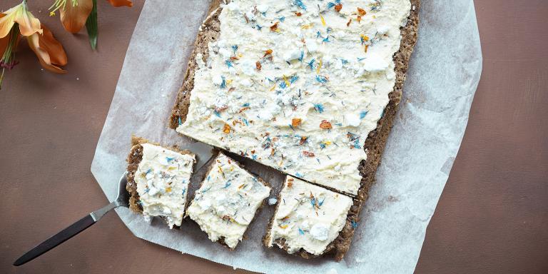 Porkkanakakku uunivuoassa