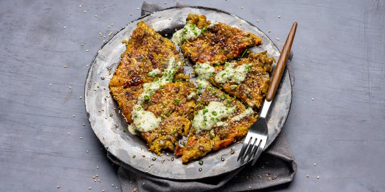 Rapea riisikakku ja vihreä tahinikastike