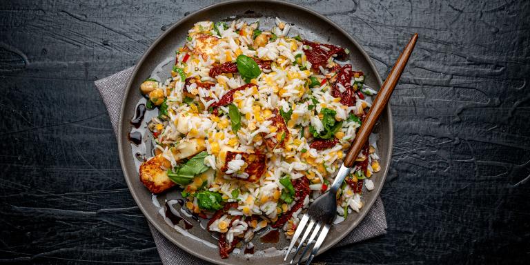 Riisi-linssisalaatti, paahdettua halloumia ja tomaattia