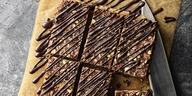 Leikkuulautasella patukoiksi leikatut herkkupatukat ja veitsi.