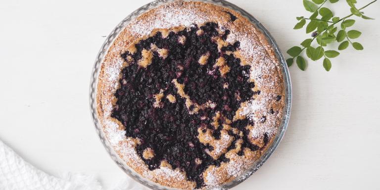 Valkosuklainen hasselpähkinä-mustikkapiirakka