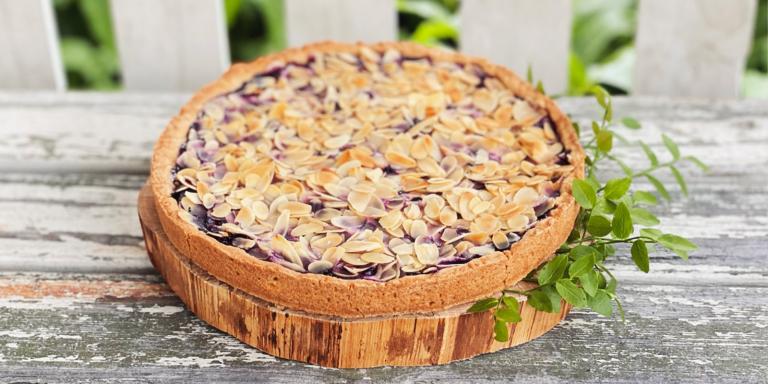 Mantelinen sitruuna-mustikkapiirakka