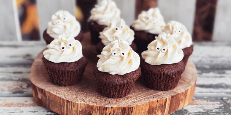 Pihlan suklaiset kummituskuppikakut vadelmayllätyksellä (halloween)