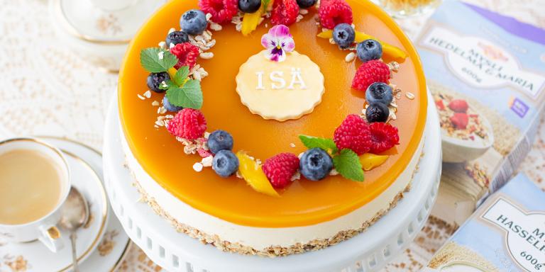 Hedelmäinen isänpäiväkakku myslipohjalla