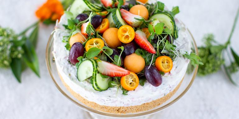 Hyydytetty voileipäkakku korppujauhopohjalla