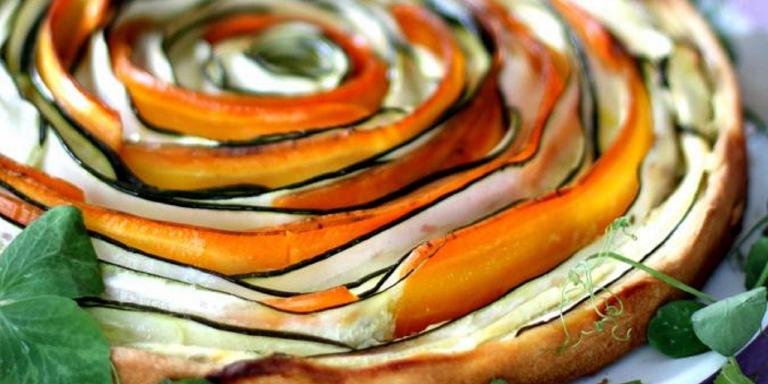 Kasvispiirakka kesäkurpitsasta ja porkkanasta