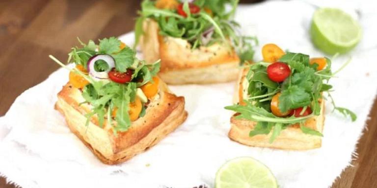 Ruokaisat tuorejuustopiiraat salaatilla