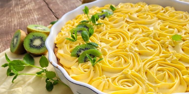 Rahkapiirakka kiivillä ja mangolla