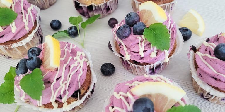 Sitruunaiset mustikkakuppikakut valkosuklaalla