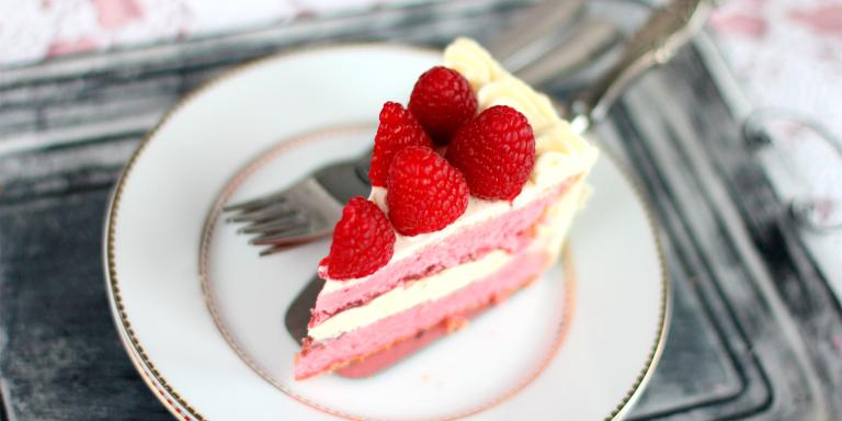 Vadelma-valkosuklaakakku