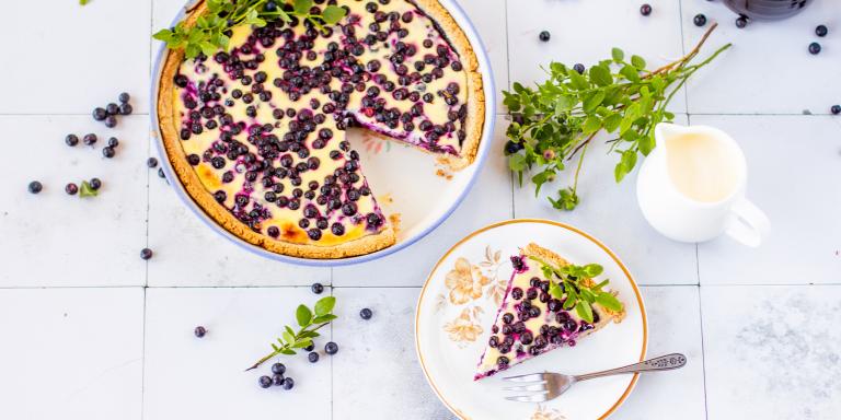 Helppo mustikkapiirakka sitruunarahkalla