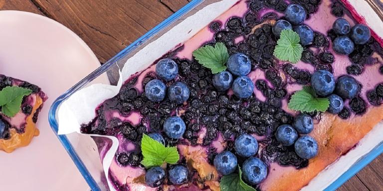 Kinuskinen kerrosmustikkapiirakka