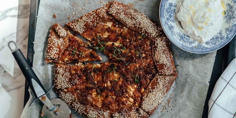 Sipulipiirakka ja vaahdotettua fetaa