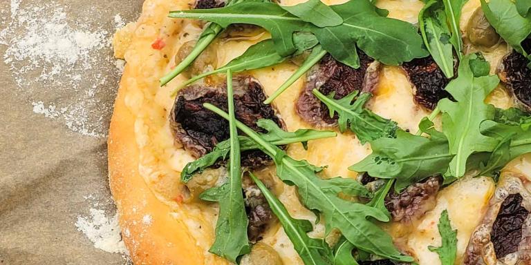 Italian vegepizza mango-chilimajoneesilla