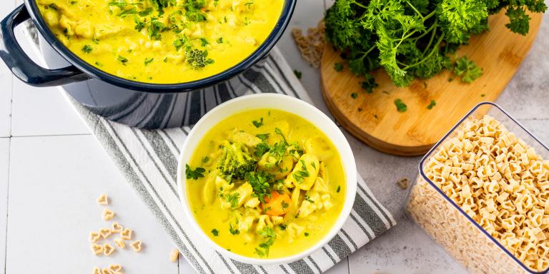 Kermainen kanakeitto sydänpastalla