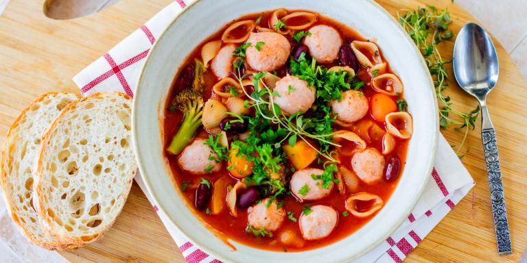 Siskonmakkarakeitto Pikku Simpukkapastalla