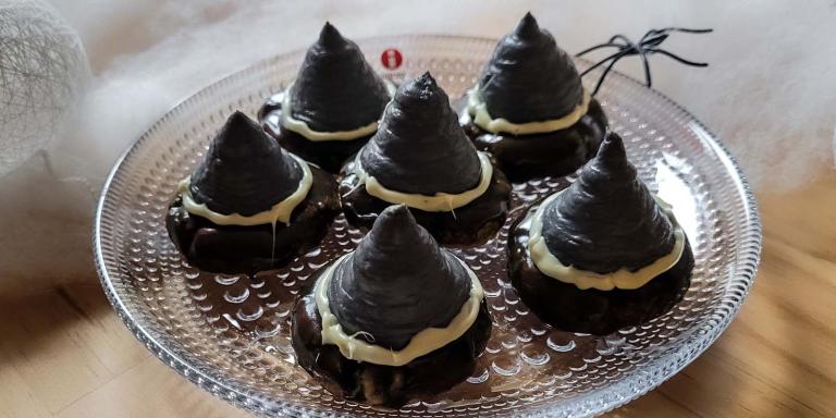 Halloween-leivonnaiset valkosuklaa-cookiella ja Hopeatoffee-hatulla