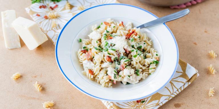 Kana-pekonikastike pastan kanssa