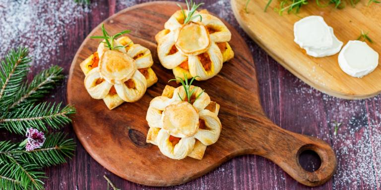 Joulutortut vuohenjuustolla ja porkkanalaatikolla