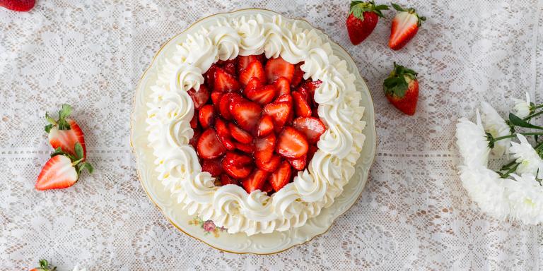 Mansikkatäytekakku sokerikakkupohjaan