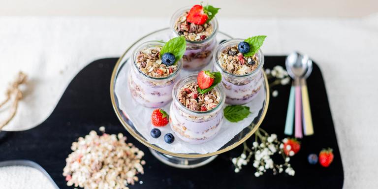 Marjainen kerrosjogurtti