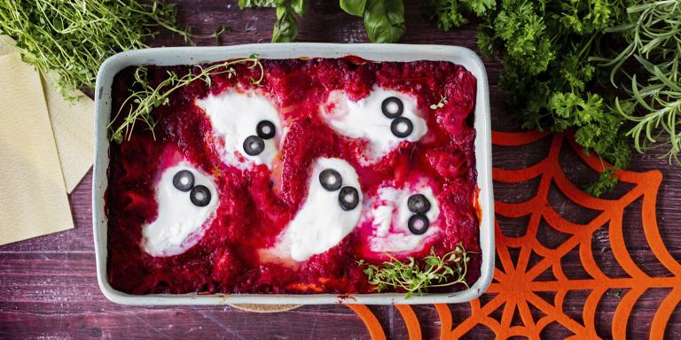 Ruokakuva halloween-lasagnesta vuoassa