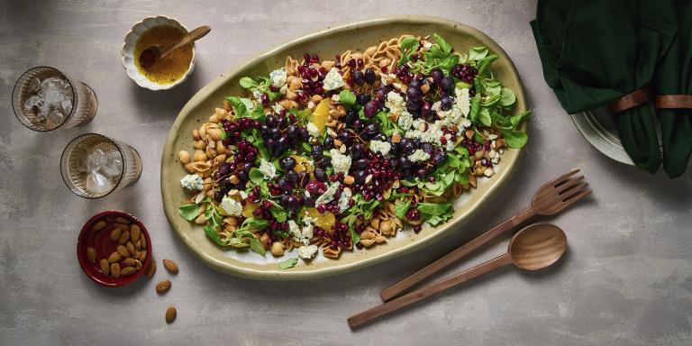 Vadillinen jouluista salaattia ylhäältä kuvattuna