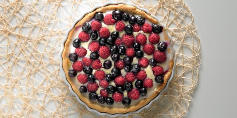 Pyöreä vadelmainen mustikkapiirakka