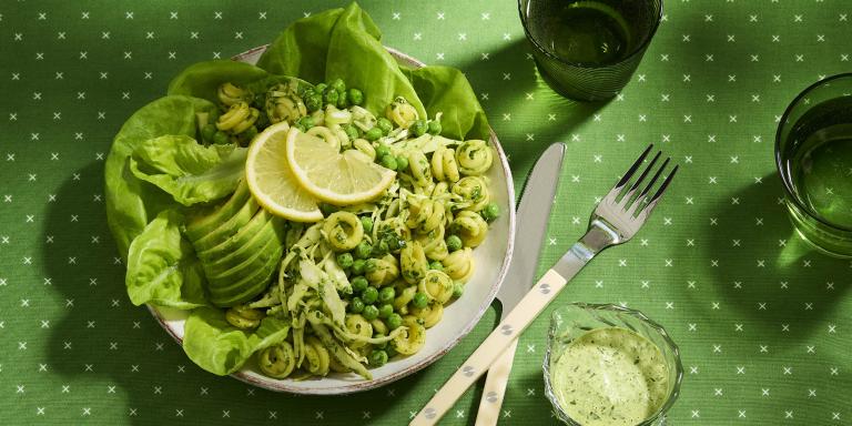 Annos Green Goddess-pastasalaattia lautasella pöydällä