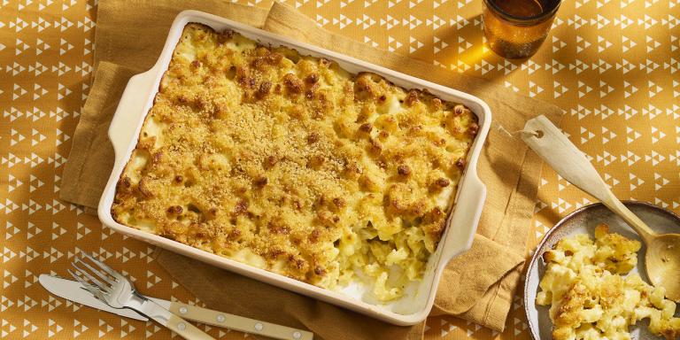 Mac &amp; cheese vuoka asetettuna pöydälle