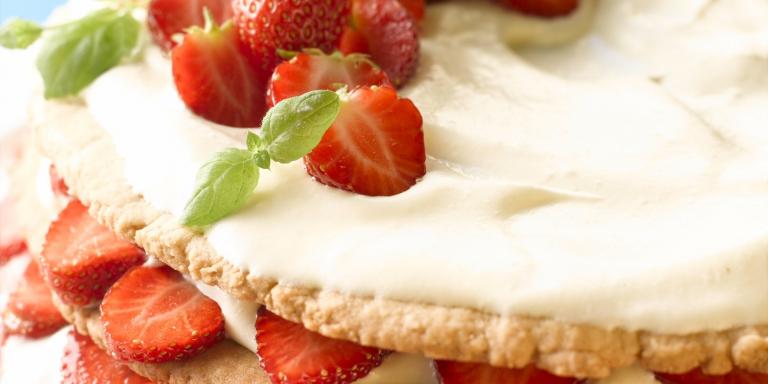 Kesäinen mansikkakakku