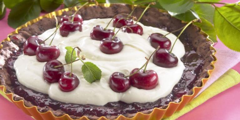 Kirsikka-suklaatorttu Valkosuklaarahkalla