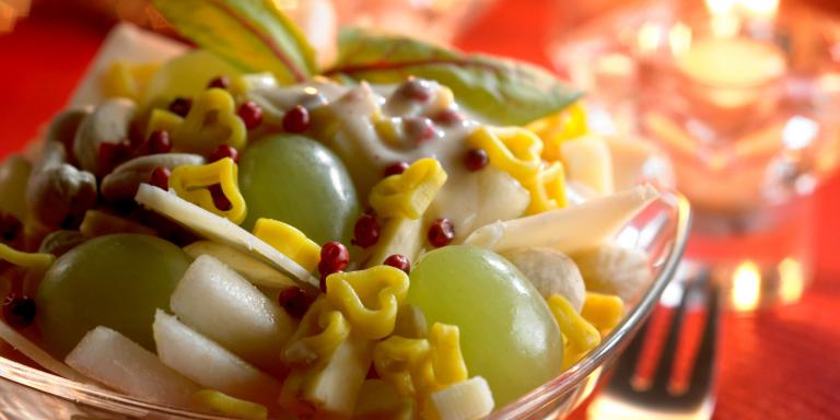 Cashew-pastajuustosalaatti