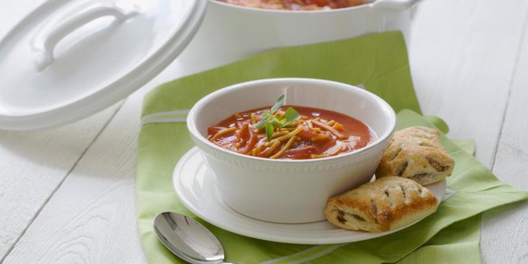 Tulinen Tomaatti-Chili Pastakeitto