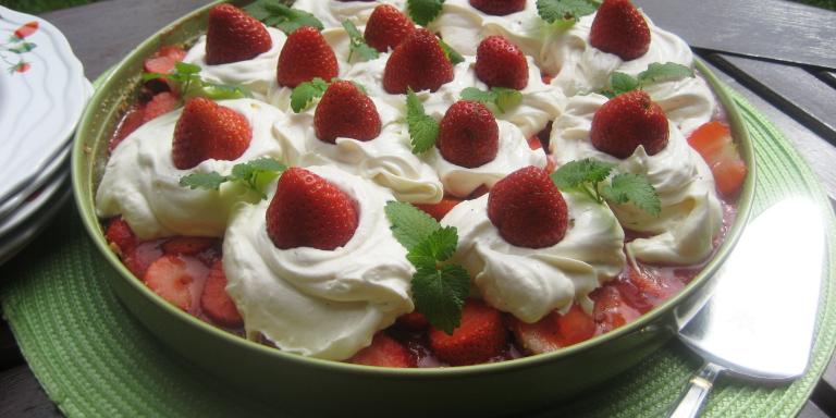 Maidoton ja laktoositon mansikkatorttu