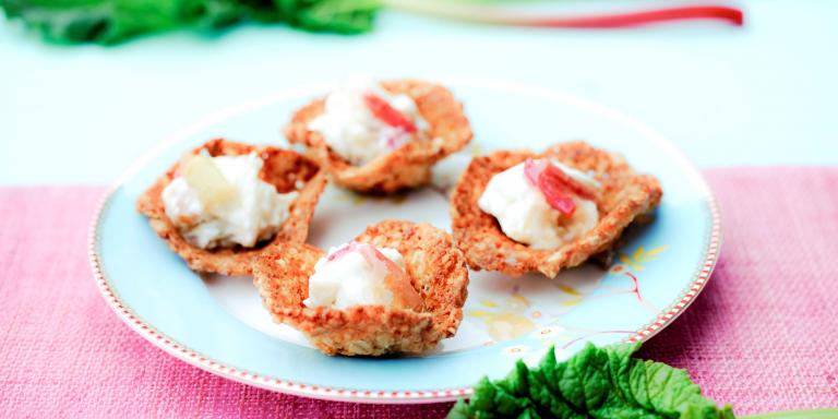 Pienet Kaurakeksikupit Raparperimoussella