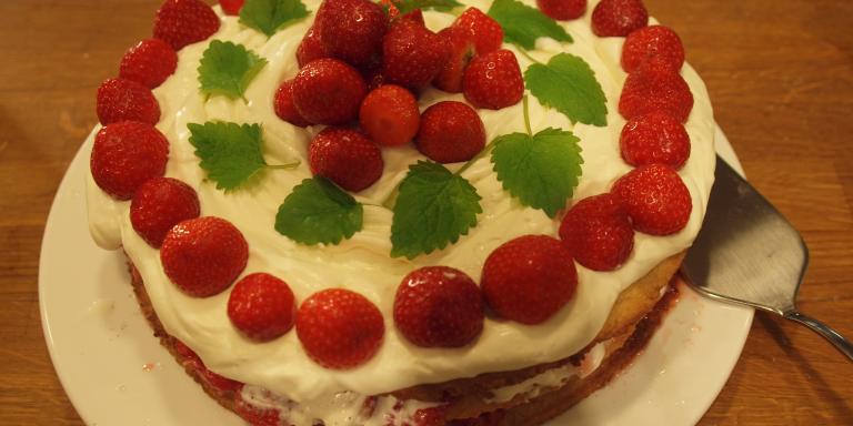 Valkosuklaa-Mansikkakakku keksipohjaan