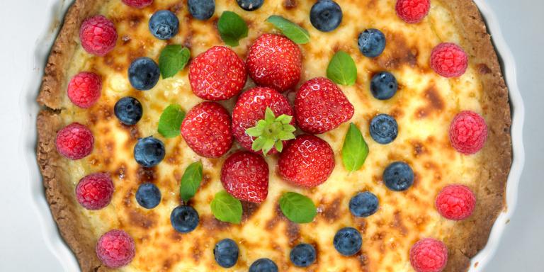 Tuorejuustopiirakka sesongin marjoilla